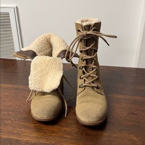 UGG Gradin Women’s Tan Suede Leather Lace Up Round Toe Stacked Heel Boots Size 8